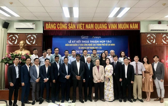 Ông Võ Văn Hoan, Phó Chủ tịch UBND TP.HCM (thứ 8 từ trái qua) chụp hình lưu niệm tại lễ ký kết hợp tác.