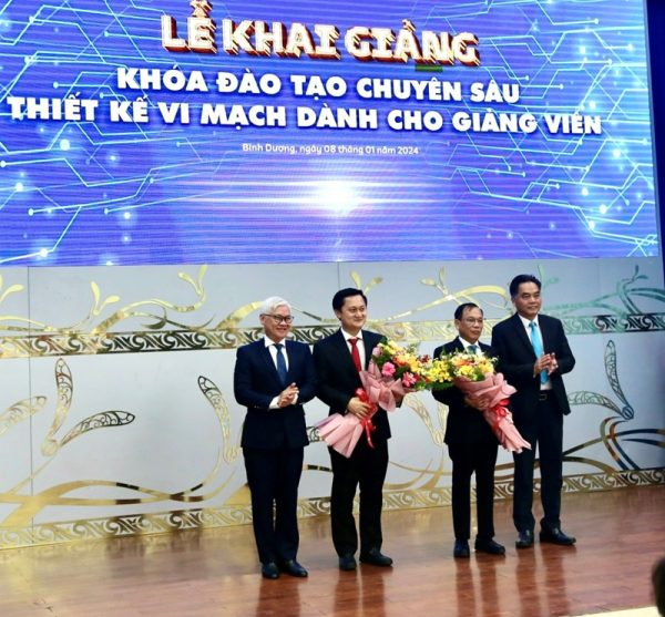 Secretary of Binh Duong Provincial Party Committee Nguyen Van Loi presented flowers to units coordinating to implement the training course.  