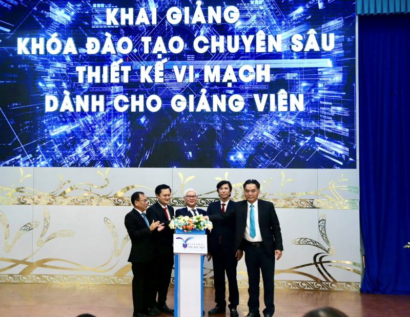 Các lãnh đạo thực hiện nghi thức khai giảng khoá đào tạo.