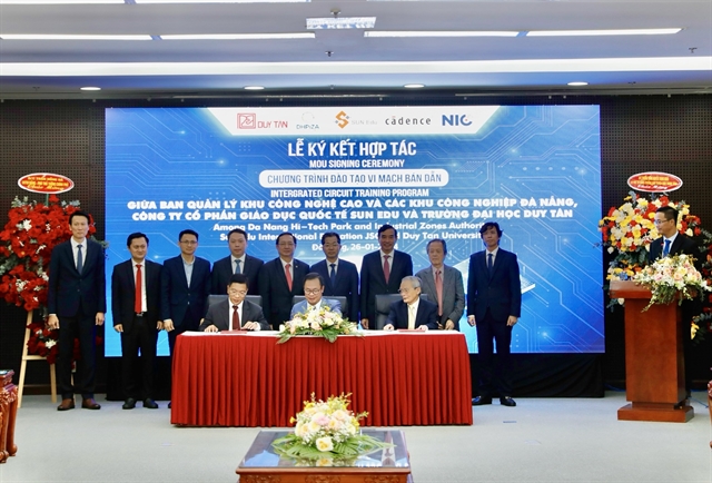 Đà Nẵng Hi-Tech Park and Industrial Zones Authority, Sun Edu International Education Joint Stock Company and Duy Tân University sign an MoU on January 26 for providing training in IC design. — Photo Courtesy of Sun Edu