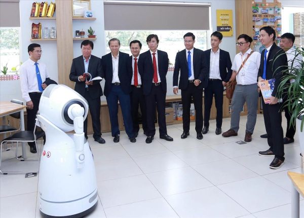   Đại biểu tham quan Phòng thí nghiệm AI Robotics tại Trường Đại học Lạc Hồng.  