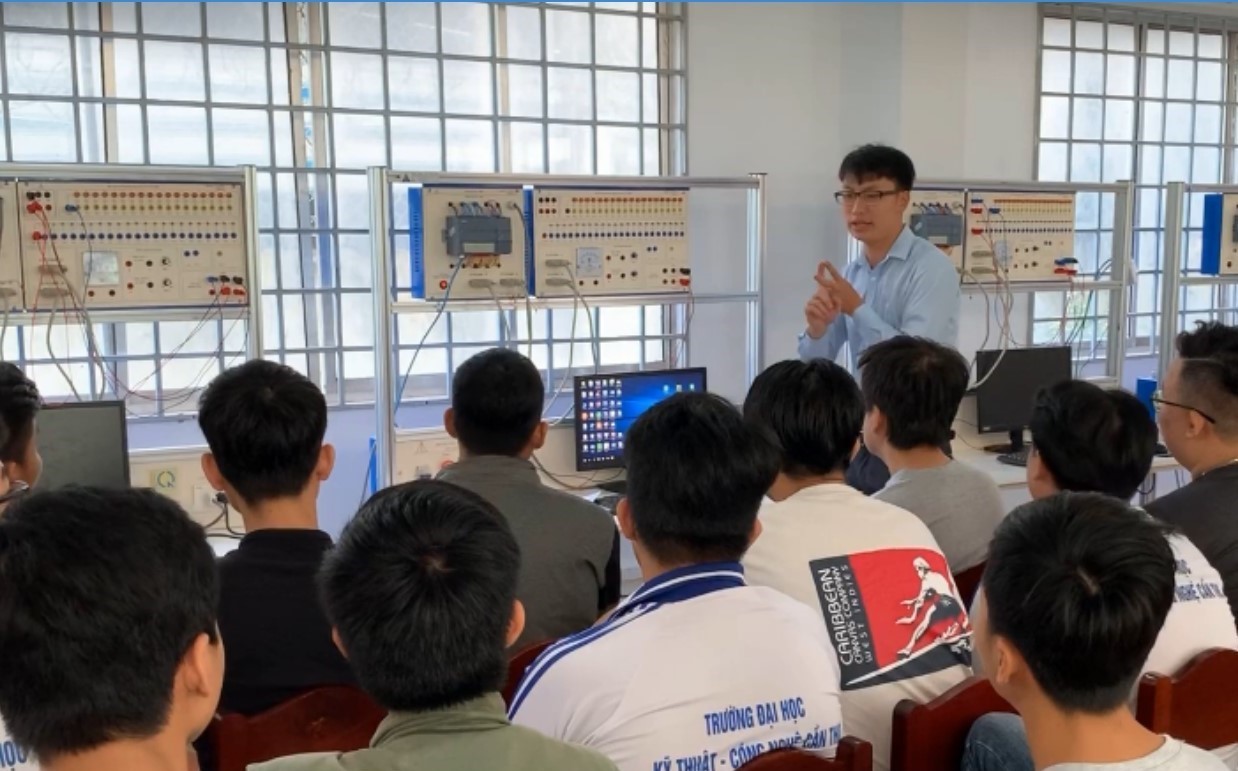 Sinh viên trường đại học kỹ thuật - Công nghệ Cần Thơ trong buổi học tại phòng lab của trường. Ảnh: CTUET