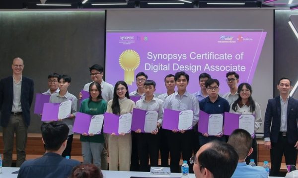 Students received the IC Design Talent Training Program Certificate.