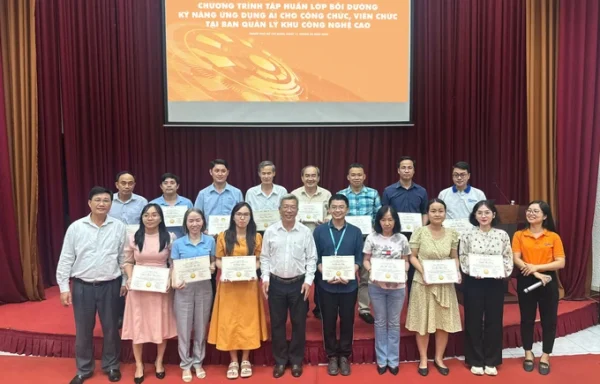 Công chức, viên chức SHTP nhận chứng nhận lớp tập huấn kỹ năng ứng dụng AI