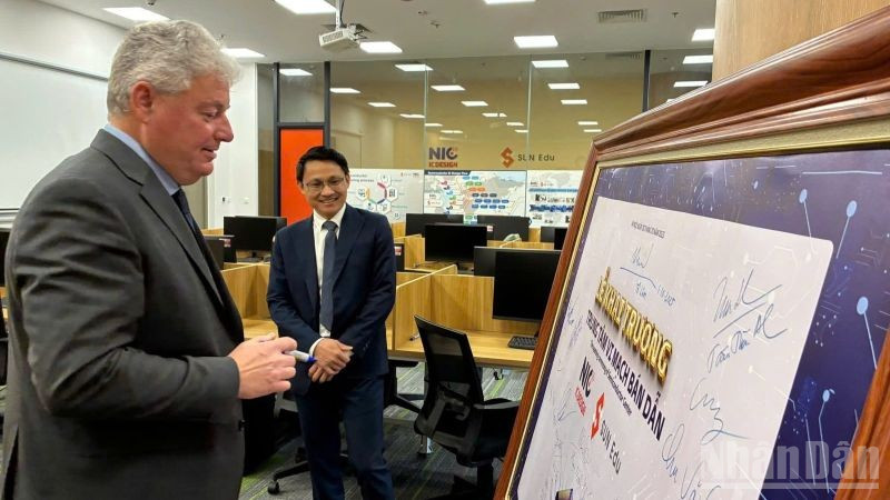 Phó Chủ tịch Tập đoàn ASML (Hà Lan) Eduard Stiphout tại Trung tâm Đổi mới sáng tạo Quốc gia (NIC) - Khu Công nghệ cao Hòa Lạc